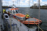 Guardacostas remolcando el yate hasta el puerto deportivo de Scheveningen
