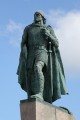 Leifr Eiríksson, hijo de Erik el Rojo, fue el lider de los primeros europeos en pisar tierras americanas. Esta escultura, donada por USA, lo retrata a lo Marvel.
