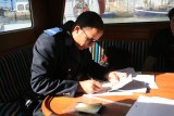 Policía marroquí revisan­do los documentos del yate y de la tripulación ­