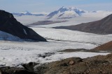terminamos de cruzar todo este glaciar. Venimos caminando desde el portezuelo que se ve al fondo