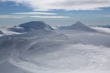 Vistas desde la cumbre del Gunnbjorns Fjeld. Los montes "Domo" y "Cono", casi tan altos como el Gunnbjorns Fjeld.