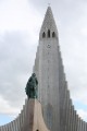 Leifr Eiríksson frente a la espléndida catedral de Reykjavik