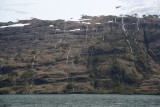 Decenas de cascadas en Canal Gabriel, al sur de isla Dawson.