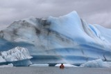 grandes témpanos a la deriva en el glaciar Bernardo