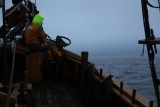 Amanece frente a las costa Este de Groenlandia. Frauke de guardia en la proa, vigilando que el Dagmar Aaen no colisione con algún témpano a la deriva.  