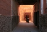 Dentro de la Medina de Marrakech­, las motos pasan a gran velocidad.
