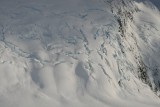 Una delgada capa glaciar­­ con bellas y temibles­ ­grietas sobre una lade­ra de roca muy escarpada­­­