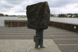Esta escultura se llama "El oficial sin identidad". 