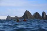 Buscando un sitio para s¿desembarcar en la costa norte de isla Robert, entre los islotes de columnas basálticas