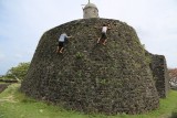 Máquina y Anton escalan ­­­los muros de una forta­l­e­za portuguesa­­­, demostrando empíricamente su vulnerabilidad