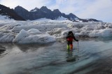Tim cruzado un río en el glaciar Christian IV
