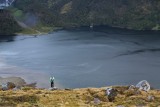 Marcus observa la goleta desde una montaña en la cabecera del fiordo Fouqué