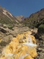 Quebrada de Agua Blanca, el color amarillo de las piedras se debe a la presencia de minerales en la zona...