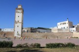 Pichanga junto a los mur­­os y a la mezquita de la ­Medina de Essao­uira­­