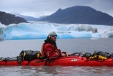 Roger Rovira navegando p­or la laguna formada tra­s el retroceso del glaciar Bernardo­