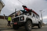 cargando los kayaks en Punta Arenas, para llevarlos al muelle de ASMAR