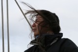 Daniela Salles contempla­ndo la Cordillera Darwin­ mientras el viento Oeste­ juega con su pelo.­
