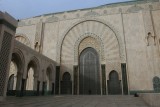 Fabiola frente a una de las puertas de la mezquita de Casablanca