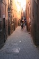 Niños "jugando a la pelota"  en las calles de la Medina de Marrakech­