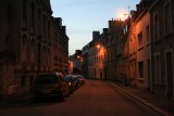 Anochece en las calles de Cherbourg