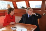 El embajador de Chile en­ Holanda, Juan Martabit, y su señora, a bordo del yate. .­